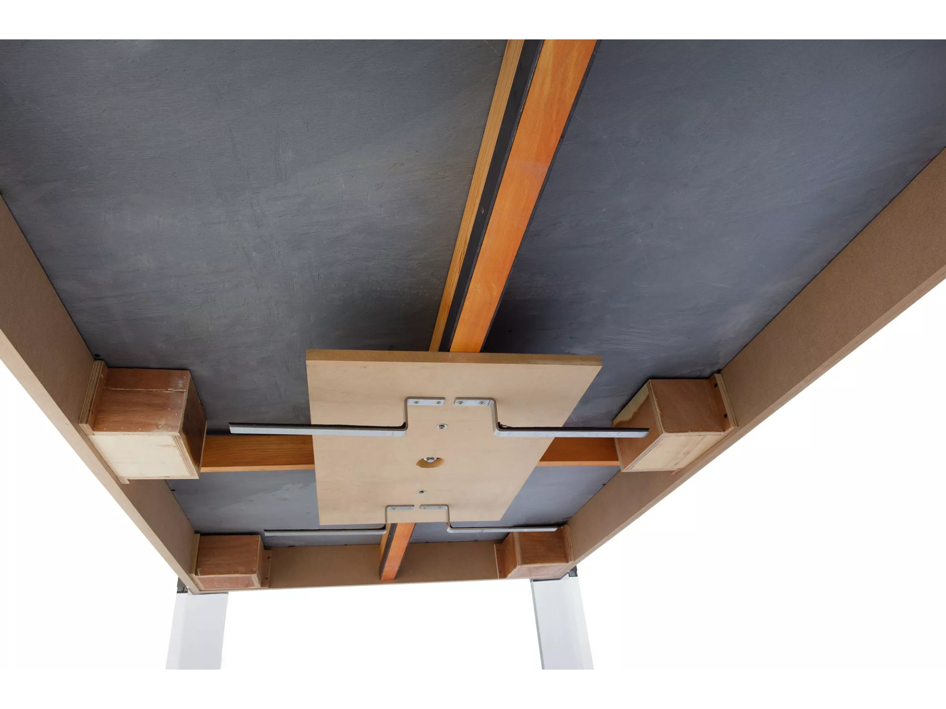 Rangement des accessoires sous la table de billard