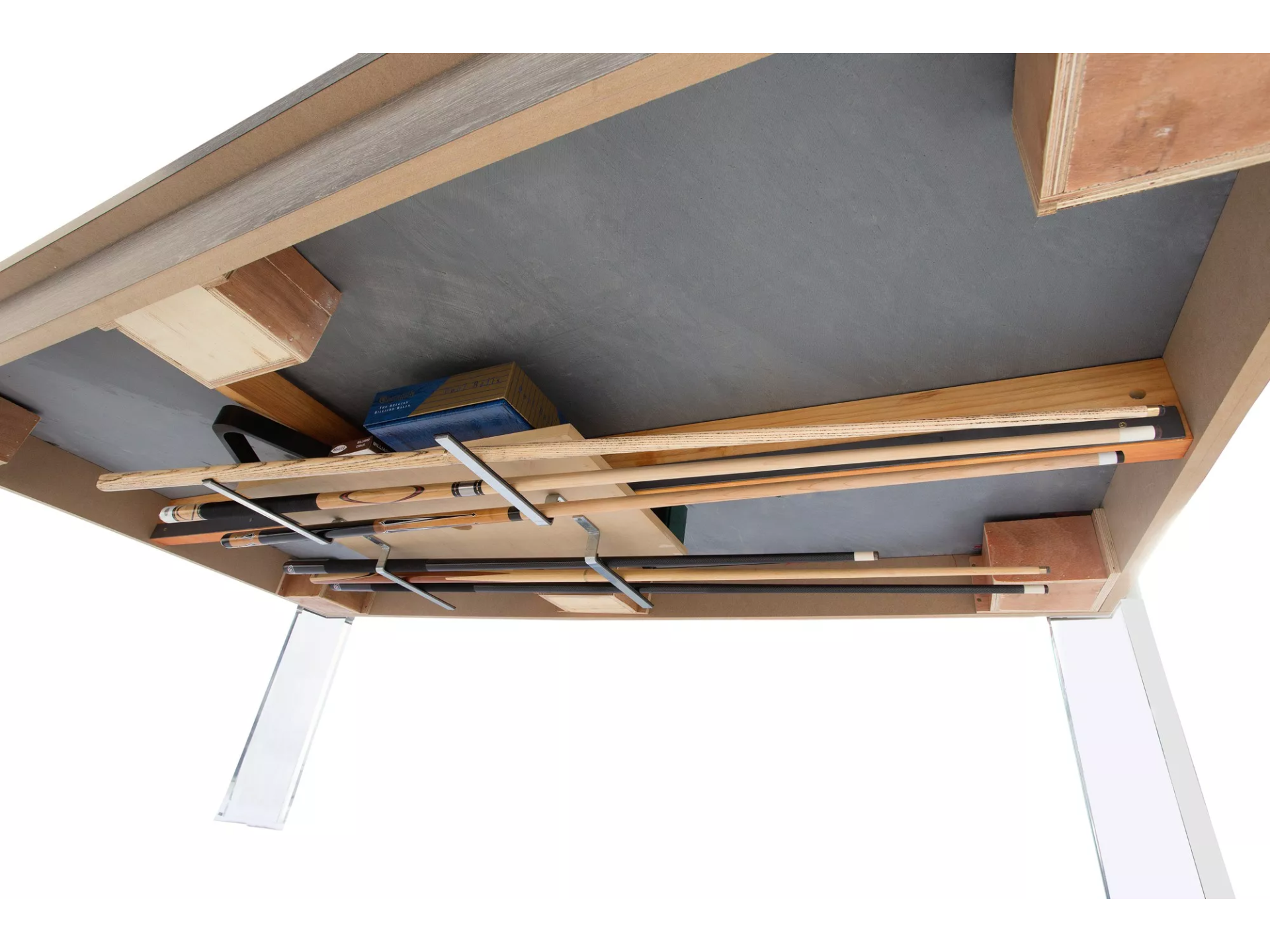 Rangement des accessoires sous la table de billard