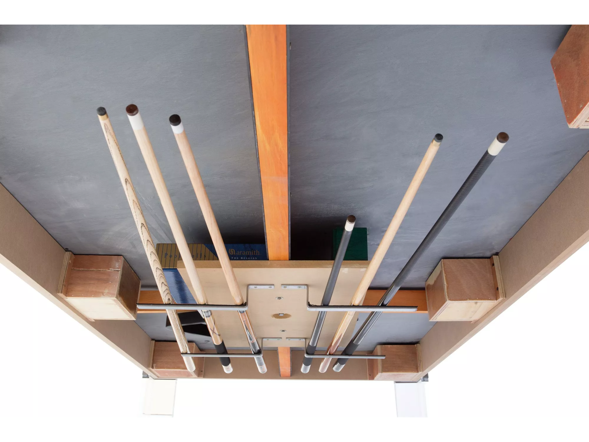Rangement des accessoires sous la table de billard