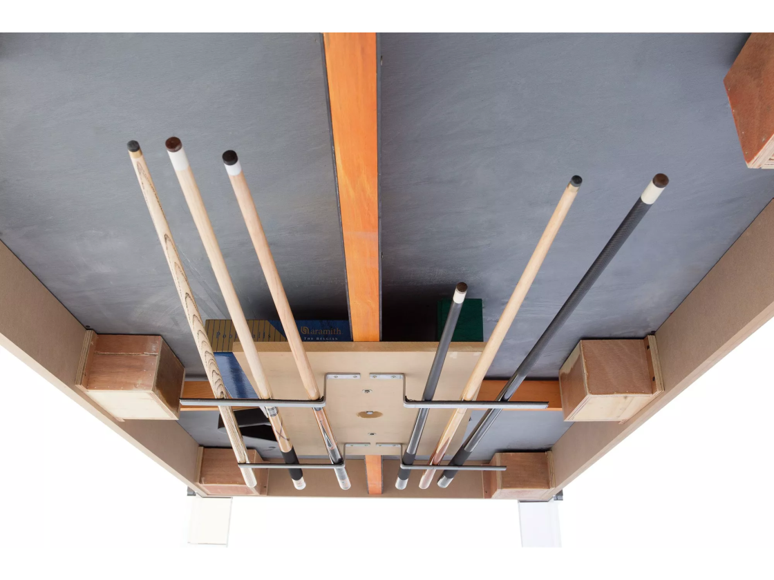 Rangement des accessoires sous la table de billard