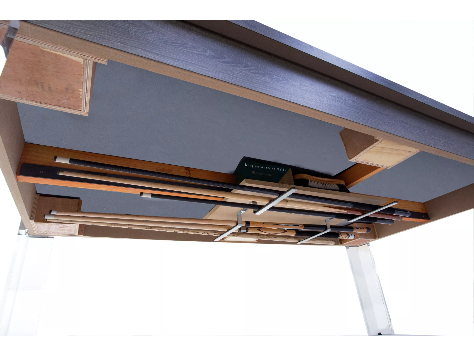 Porte queue sous la table de billard