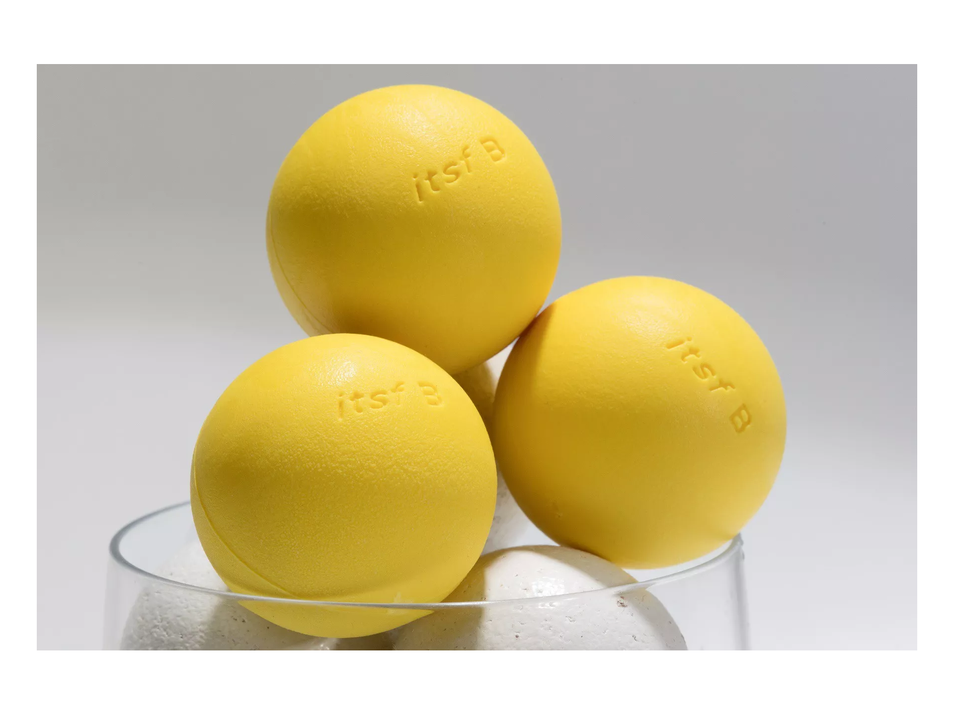 1 balle de compétition en plastique composite jaune