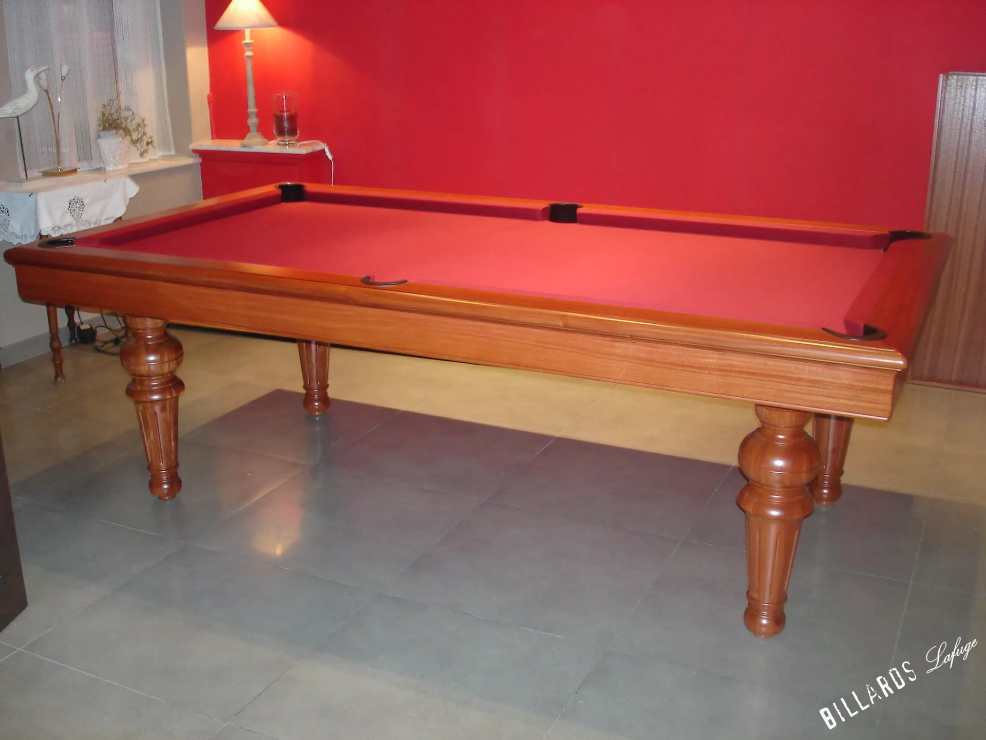 Billard rouge de marque Lafuge, un billard de luxe par excellence
