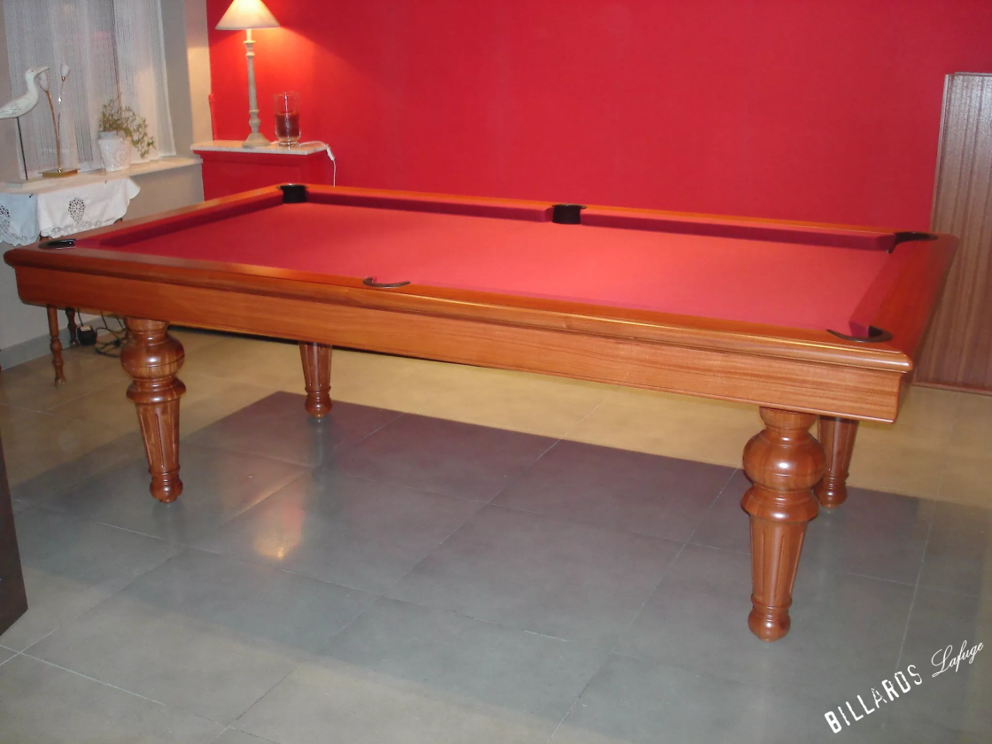 Billard rouge de marque Lafuge, un billard de luxe par excellence