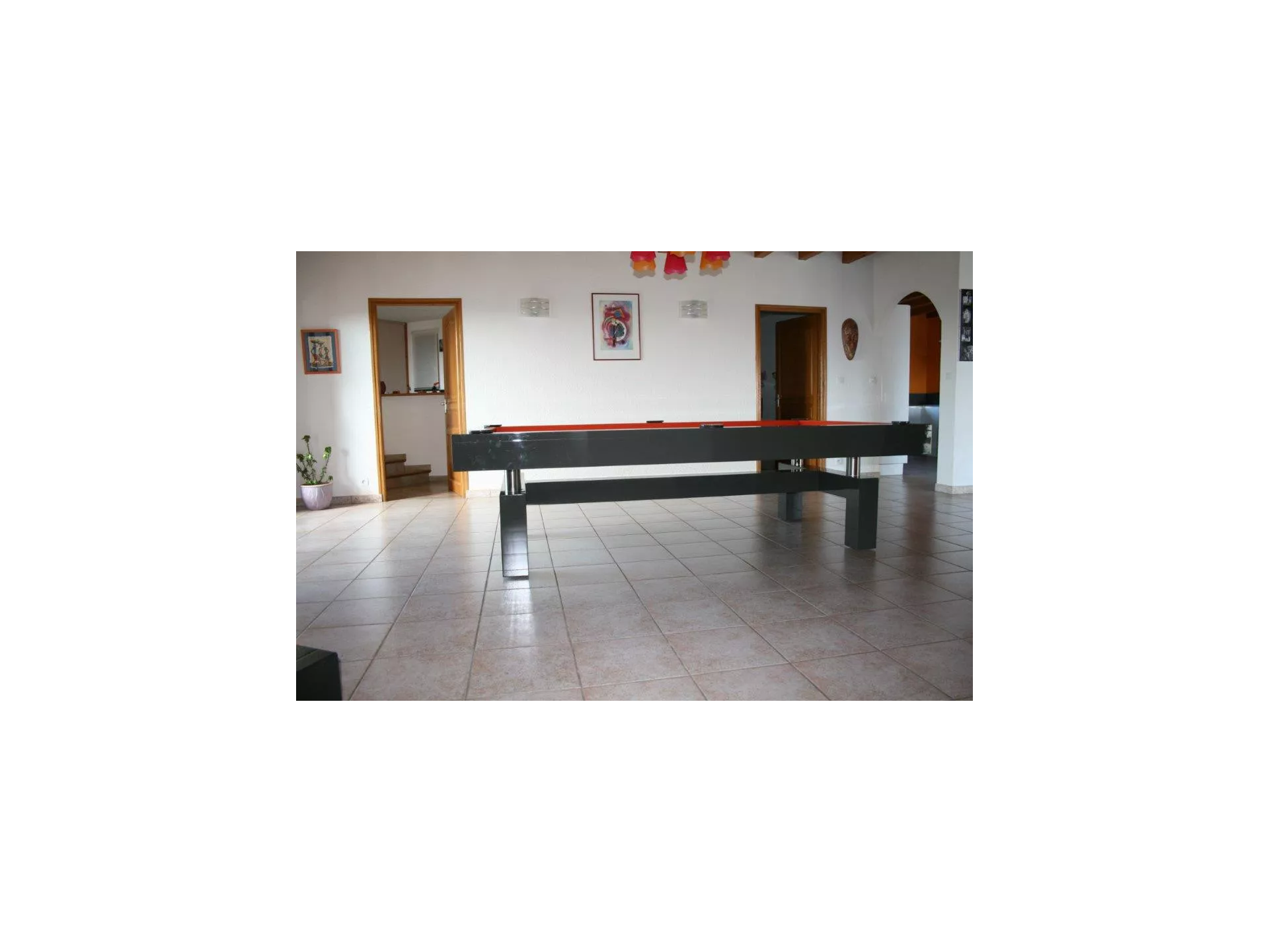 Table laqué, vue de profil
