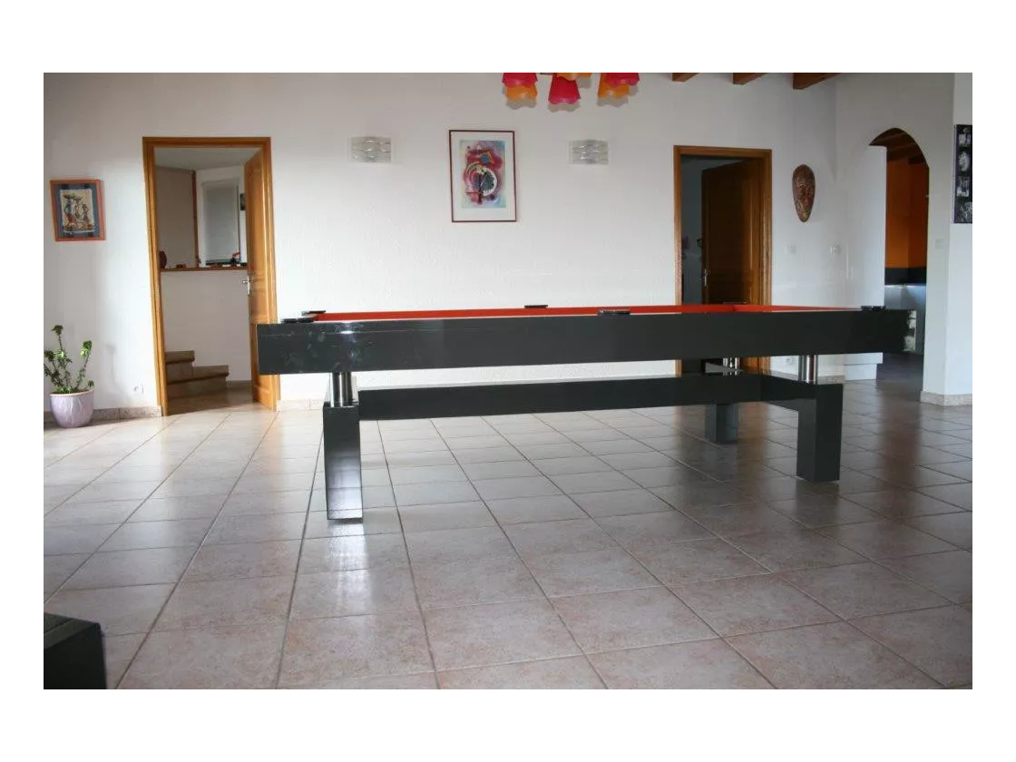 Table laqué, vue de profil