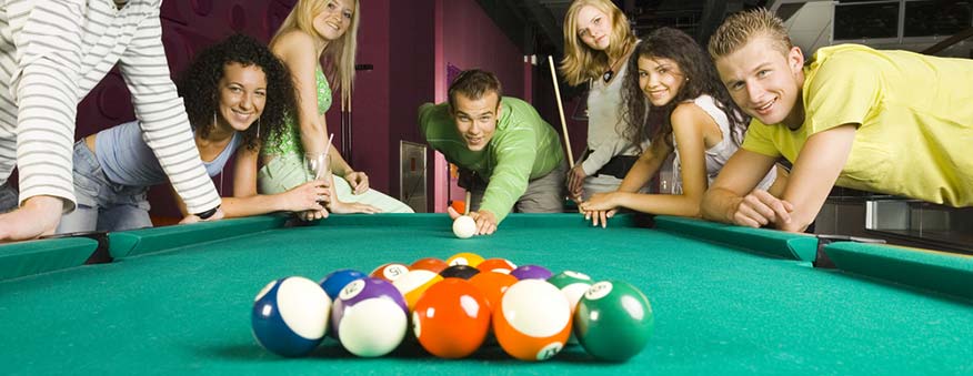 Joueurs de billard americain