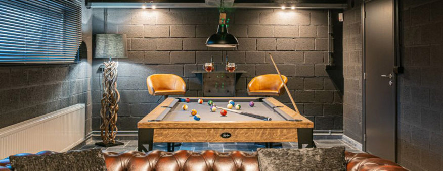 Billard américain dans le salon d'un particulier