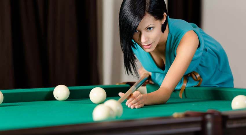 Femme qui joue au billard russe