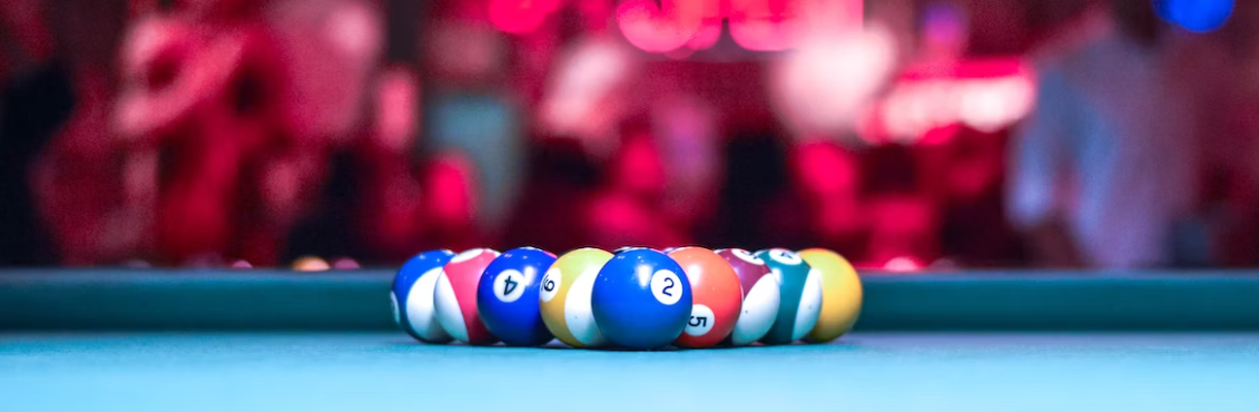 Boules de billard américain sur tapis bleu