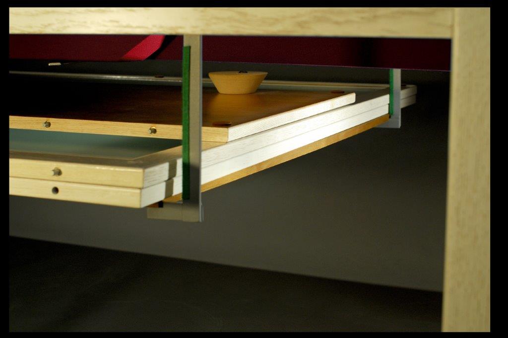 Table de billard transformable, gros plan sur le rangement du plateau billard