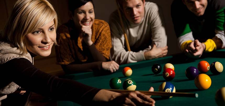 Femme qui joue au billard