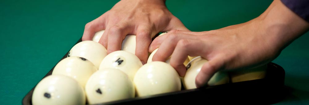 Comment placer les boules blanches dans un triangle sur un billard russe pyramide