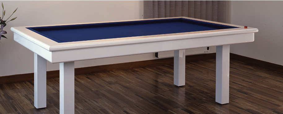 Table de billard français carambole Loft Lafuge avec tapis bleu roi et châssis en bois blanc.