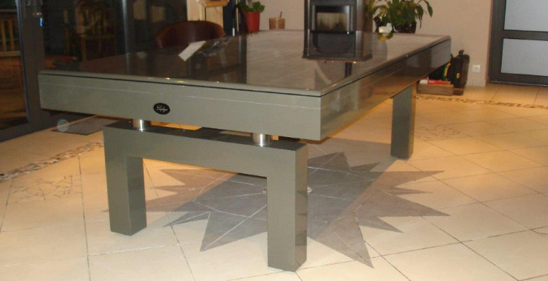 Billard convertible en table à manger avec son dessus de table en bois.