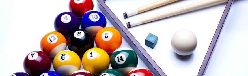 Accessoire billard : queue de billard, boules, craie et triangle.