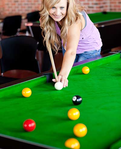 Femme qui joue au billard anglais