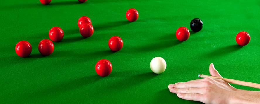 Billard snooker et ses boules de billard rouges sur tapis vert