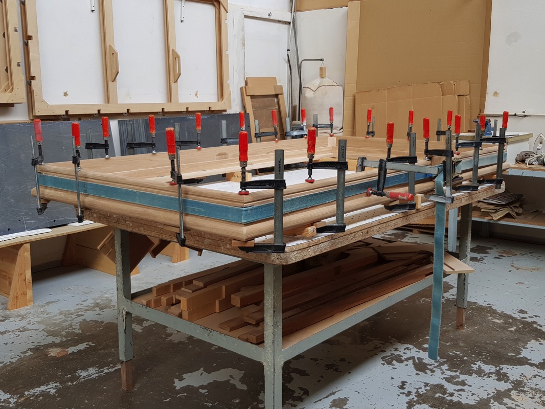 Assemblage et collage d'un chassis de billard sous serre-joints