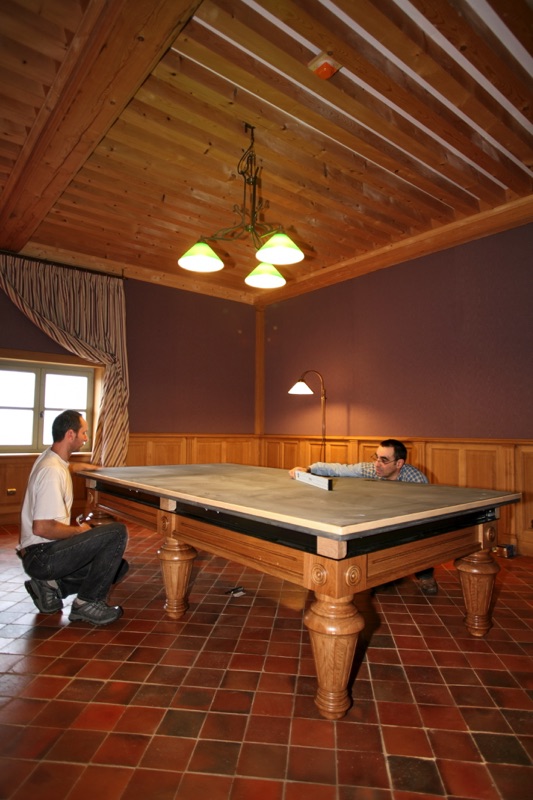 Billard Lafuge en bois massif installe dans un interieur