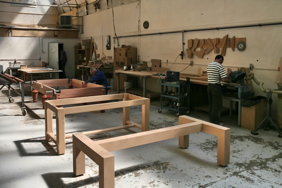 Chassis et pieds de billards en fabrication, atelier de Plaisance-du-Gers