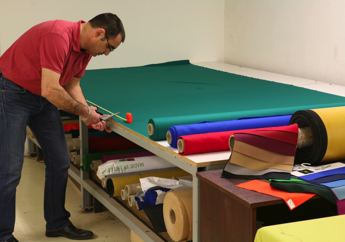 Decoupe d'un drap Simonis dans l'atelier Billards de France