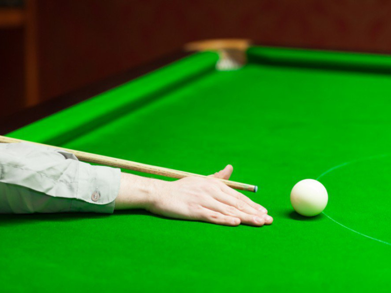Comment tenir une queue de billard ?